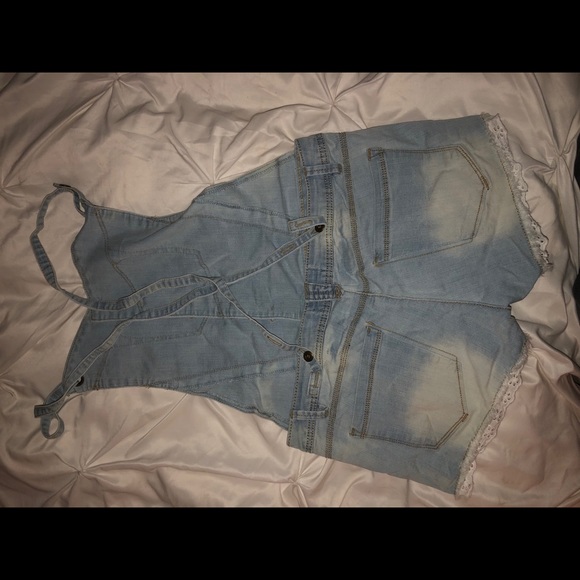 Overall shorts with lace trim - Picture 2 of 2